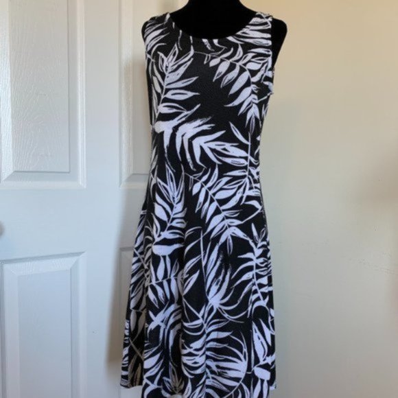 Leaf Print Sleeveless Dress - Picture 1 of 3